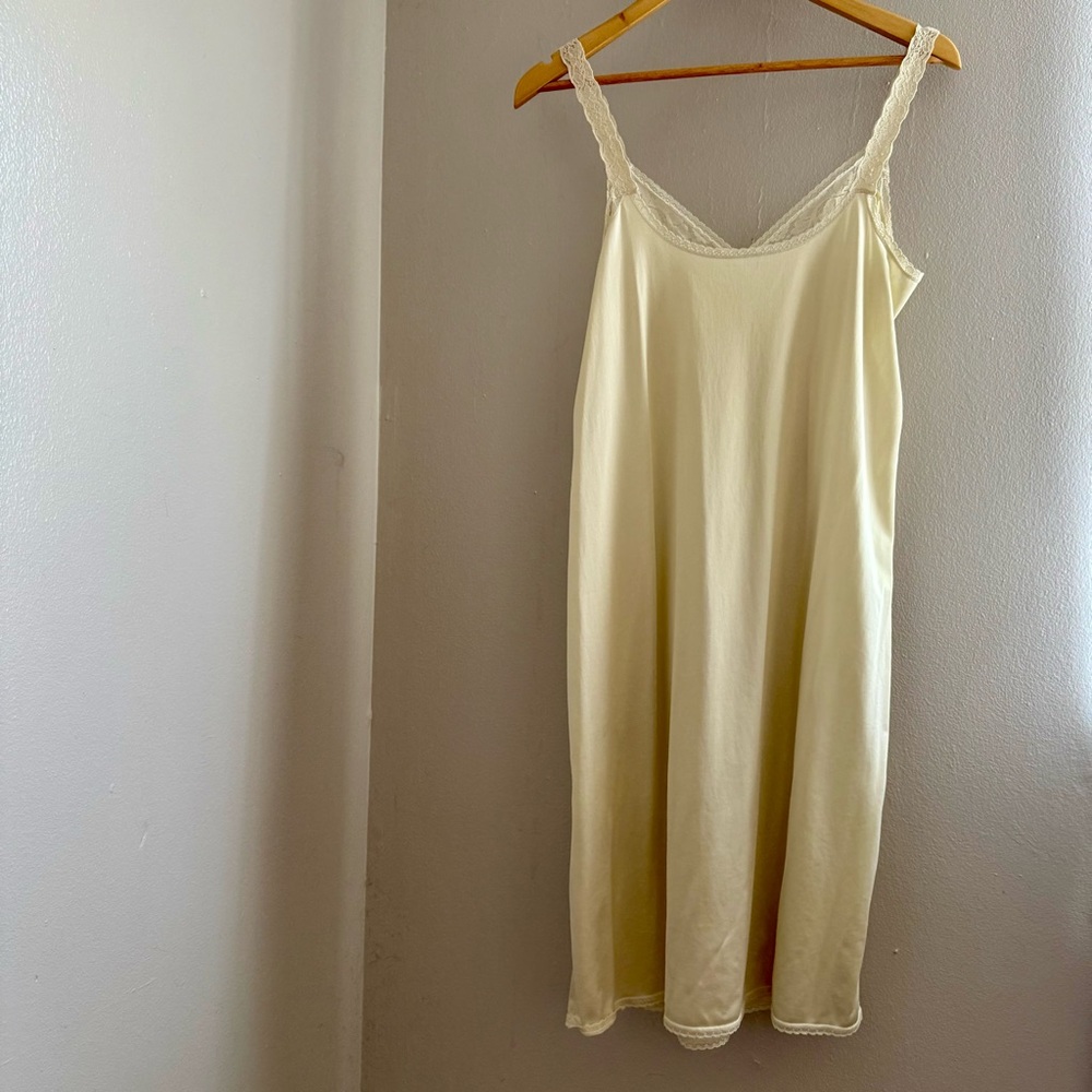 Vintage 1970’s Vanity Fair cream off white midi slip dress with lace trim - Picture 3 of 6